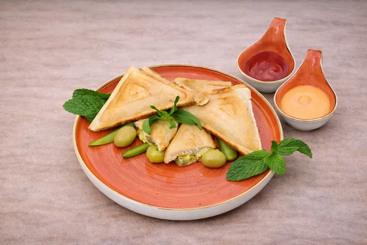 Toasted chicken snack with dipping sauces